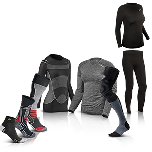 Vielfältige Motorrad-Funktionswäsche für Damen: Shirts, Hosen und gepolsterte Socken.